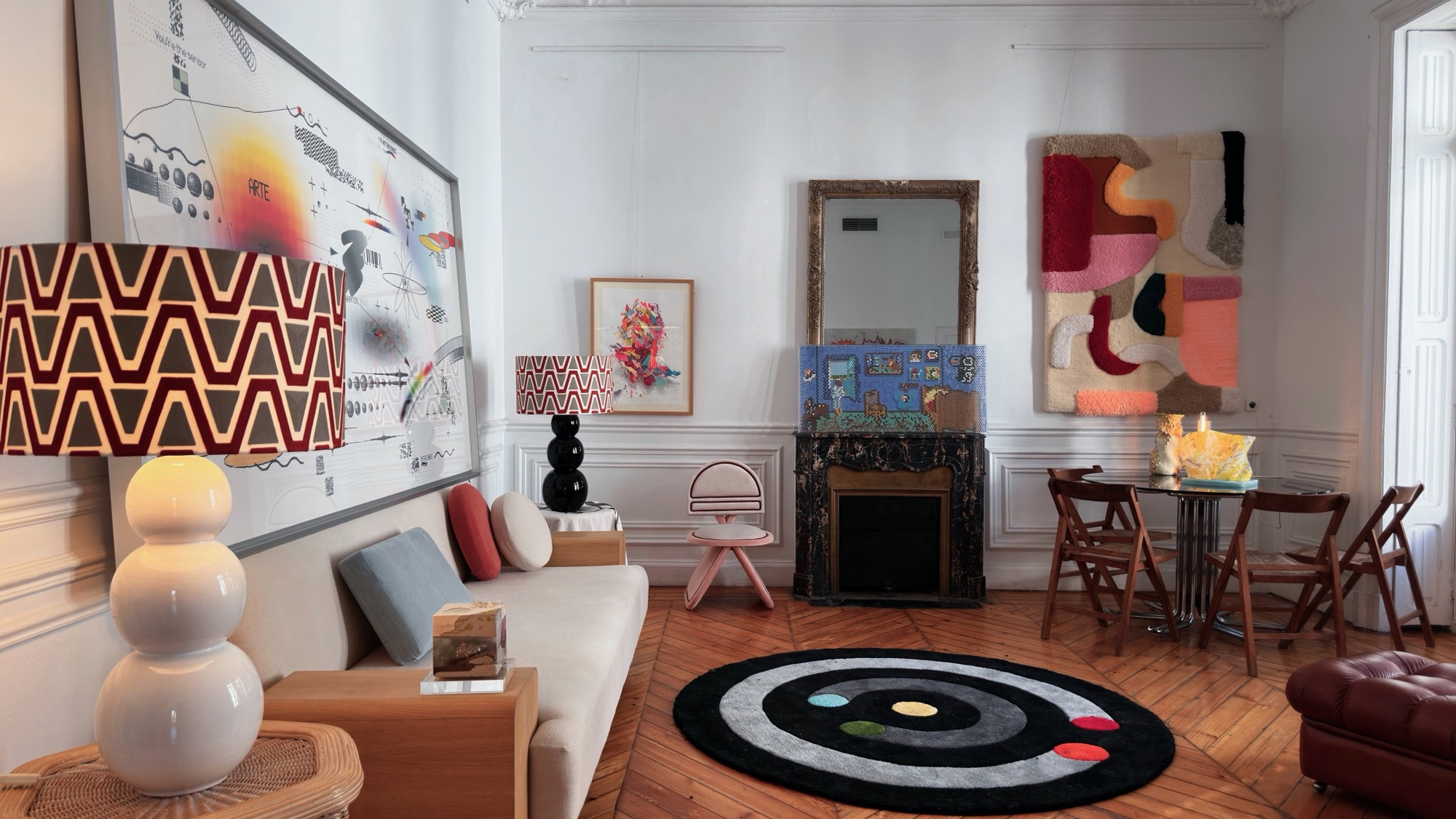 Salón con lámparas de cerámica, gran obra sobre papel y comedor