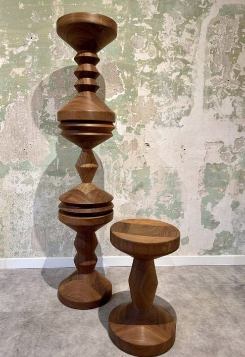Tótem de taburetes en madera de iroco, Pablo Yubero