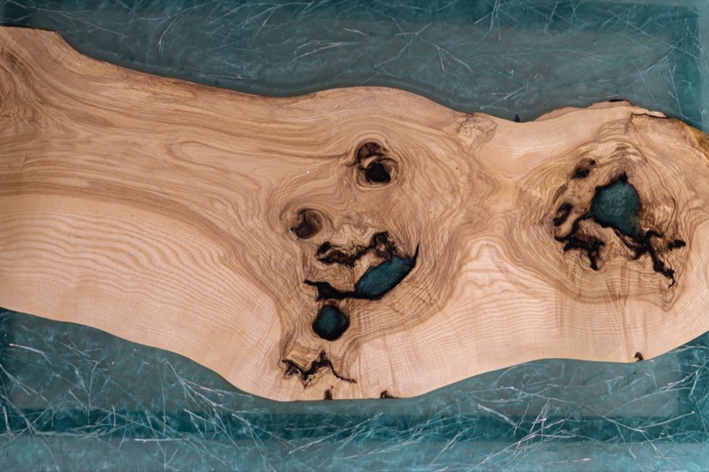 Wood and resin table by Lilita Design